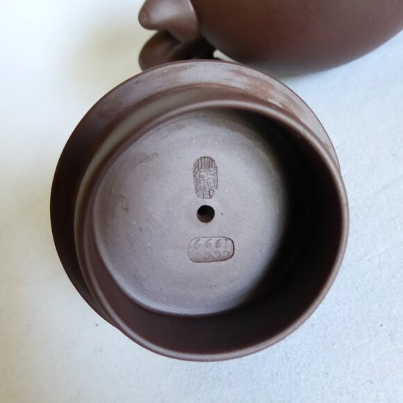 VINTAGE NEW TRADITIONAL CHINESE YIXING ZISHA LID & CHAIN HANDMADE CLAY TEAPOT - Picture 10 of 16